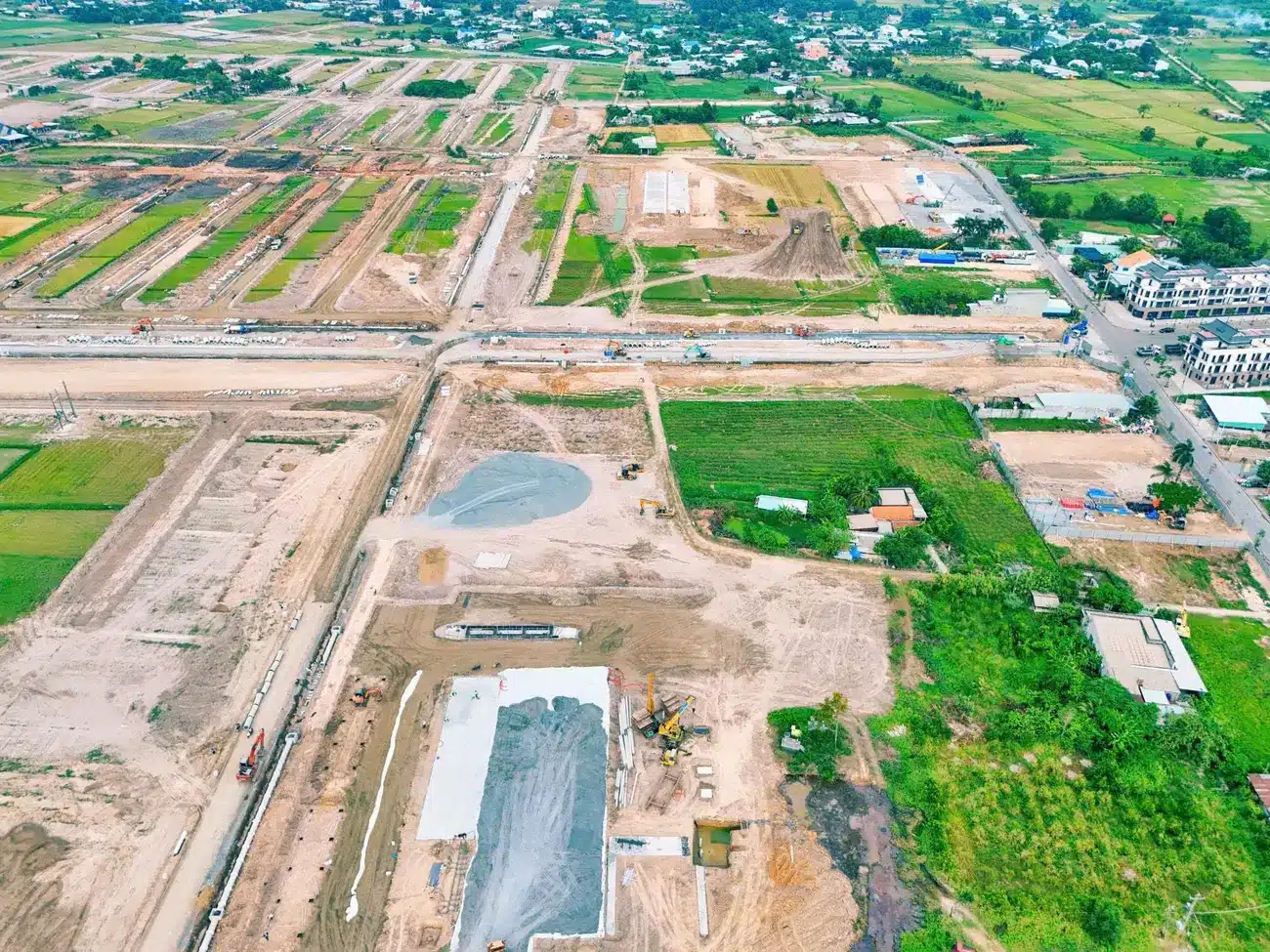 Dự án Vinhomes Green City Long An đang trong giai đoạn san lấp mặt bằng và thi công hạ tầng kỹ thuật giai đoạn 1.
