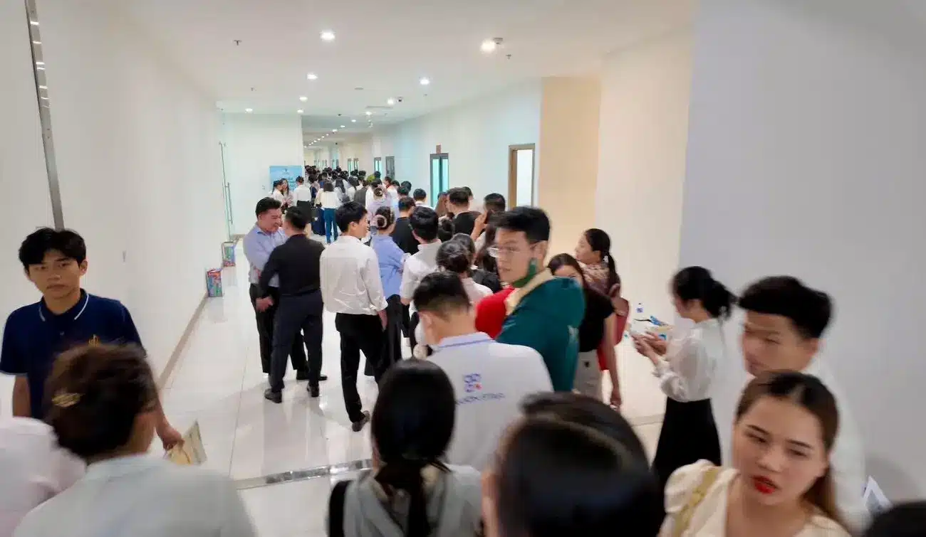 Khách hàng xếp hàng đông đúc làm thủ tục đặt cọc tại văn phòng bán hàng Vinhomes Green City.
