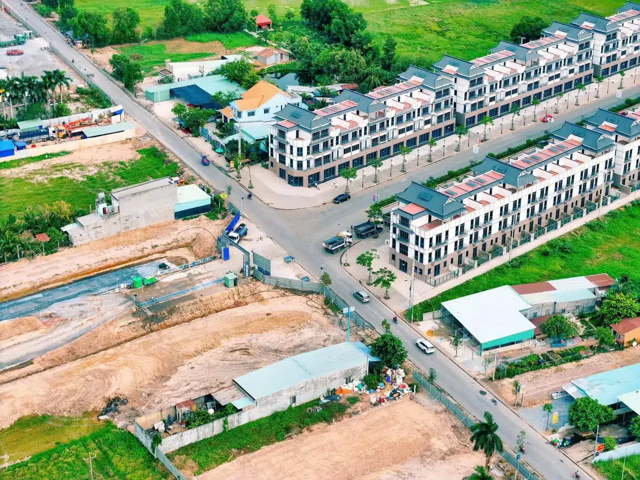 Tiến độ dự án Vinhomes Green City Hậu Nghĩa tháng 4/2025: thi công hạ tầng giai đoạn 1.