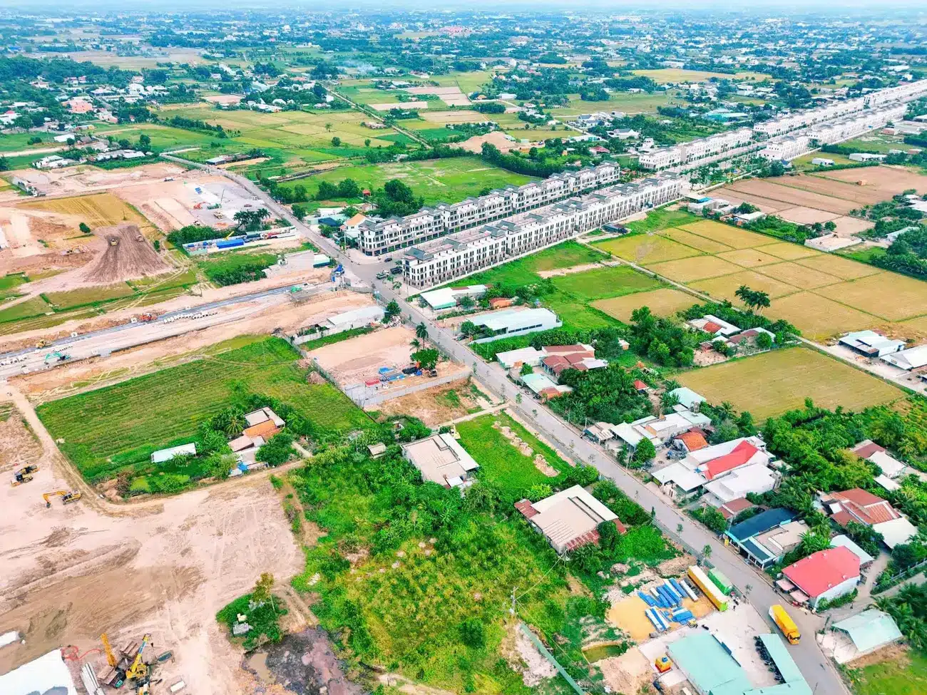 Tiến độ dự án Vinhomes Green City Long An tháng 4/2025: San lấp mặt bằng và thi công hạ tầng kỹ thuật.