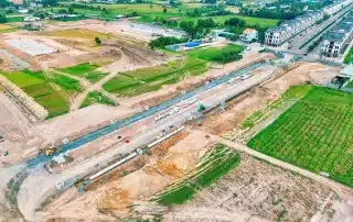 Tiến độ dự án Vinhomes Green City tháng 4/2025: Đang thi công san lấp mặt bằng và hạ tầng kỹ thuật giai đoạn 1.