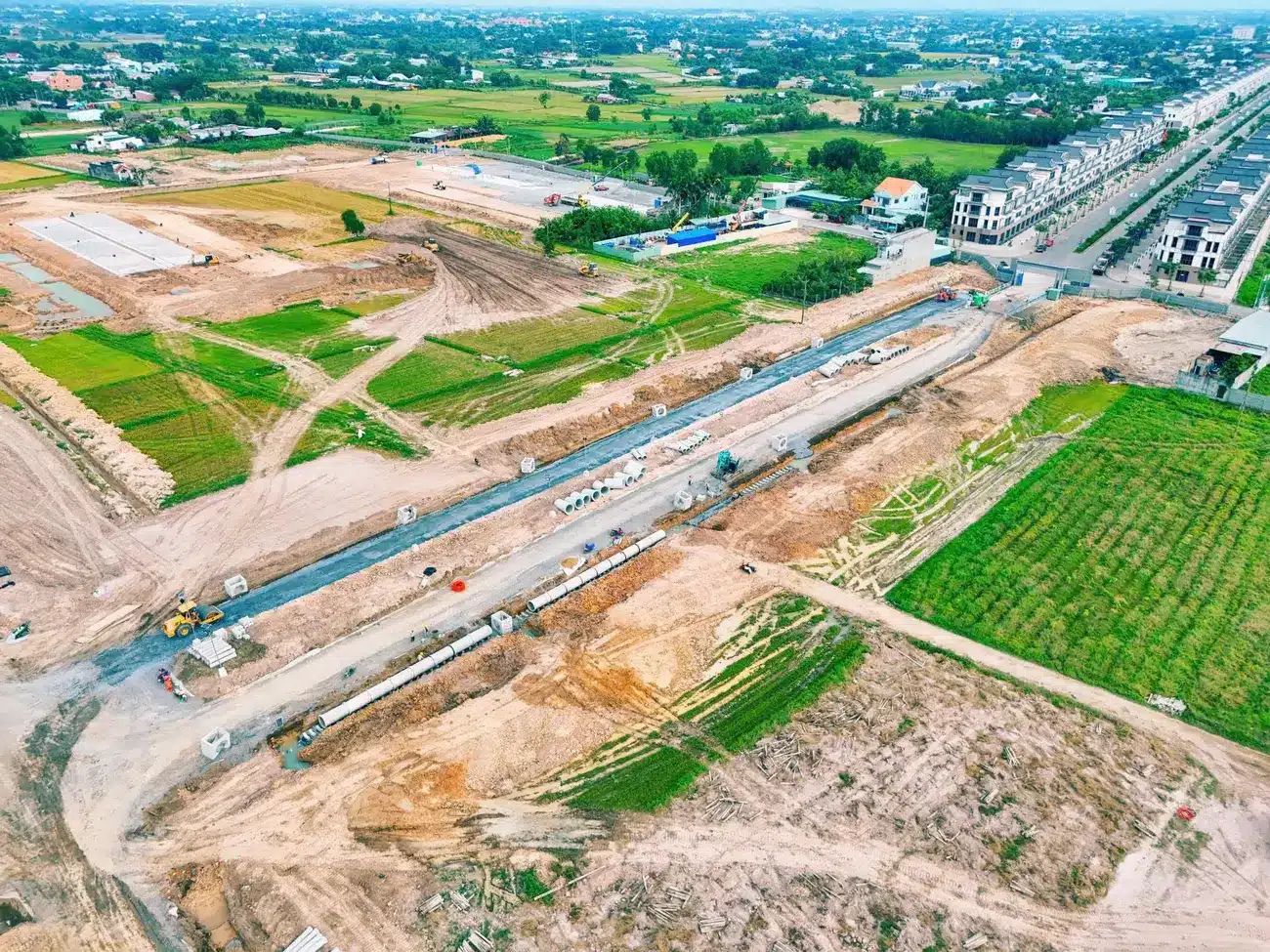 Tiến độ dự án Vinhomes Green City tháng 4/2025: Đang thi công san lấp mặt bằng và hạ tầng kỹ thuật giai đoạn 1.