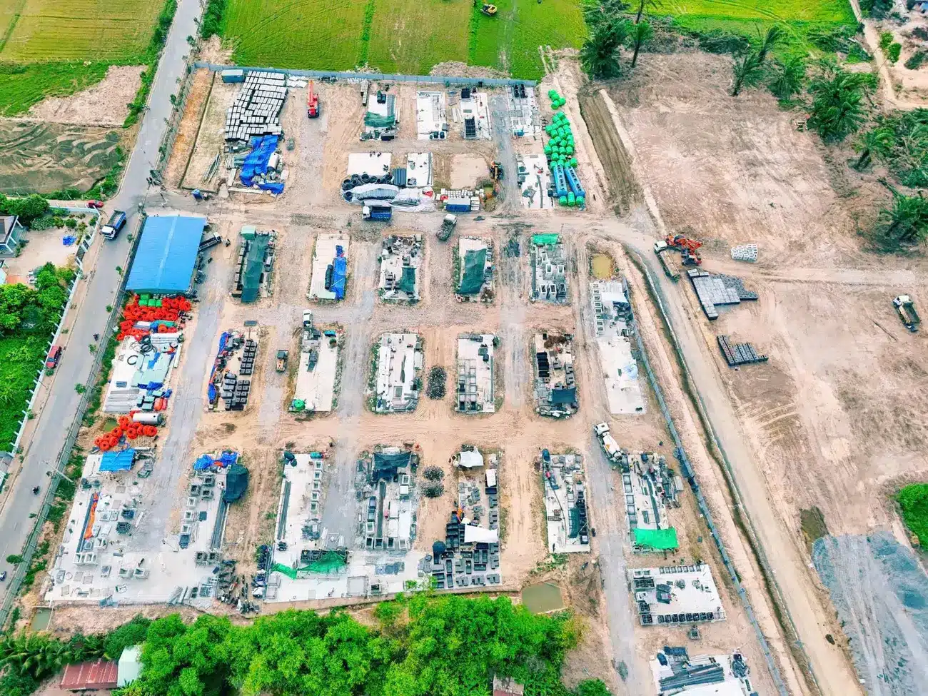 Tiến độ dự án Vinhomes Green City tháng 4/2025: Giai đoạn san lấp mặt bằng và hạ tầng kỹ thuật.
