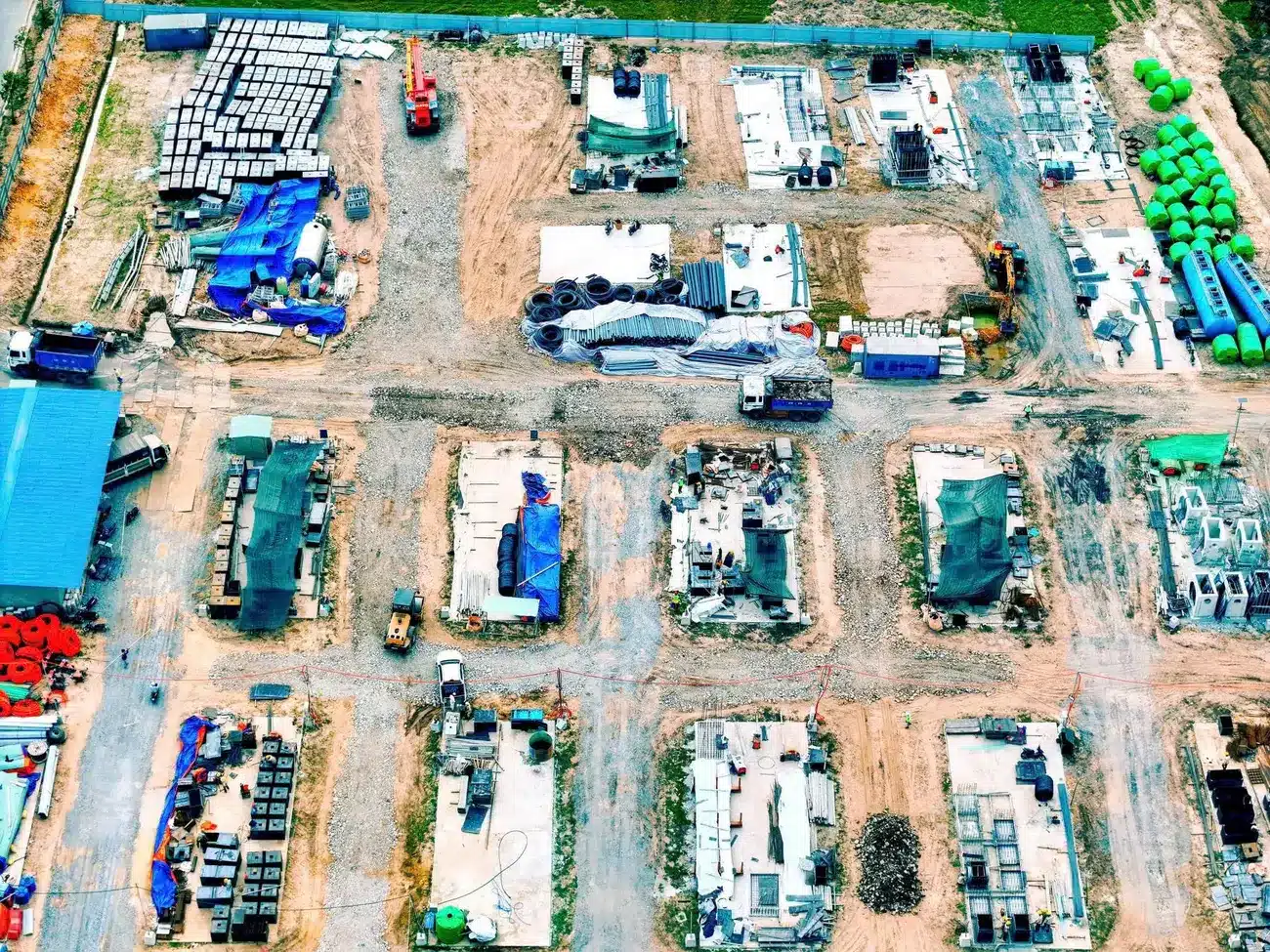 Tiến độ hạ tầng Vinhomes Green City Long An tháng 4/2025: Đang san lấp, thi công kỹ thuật.