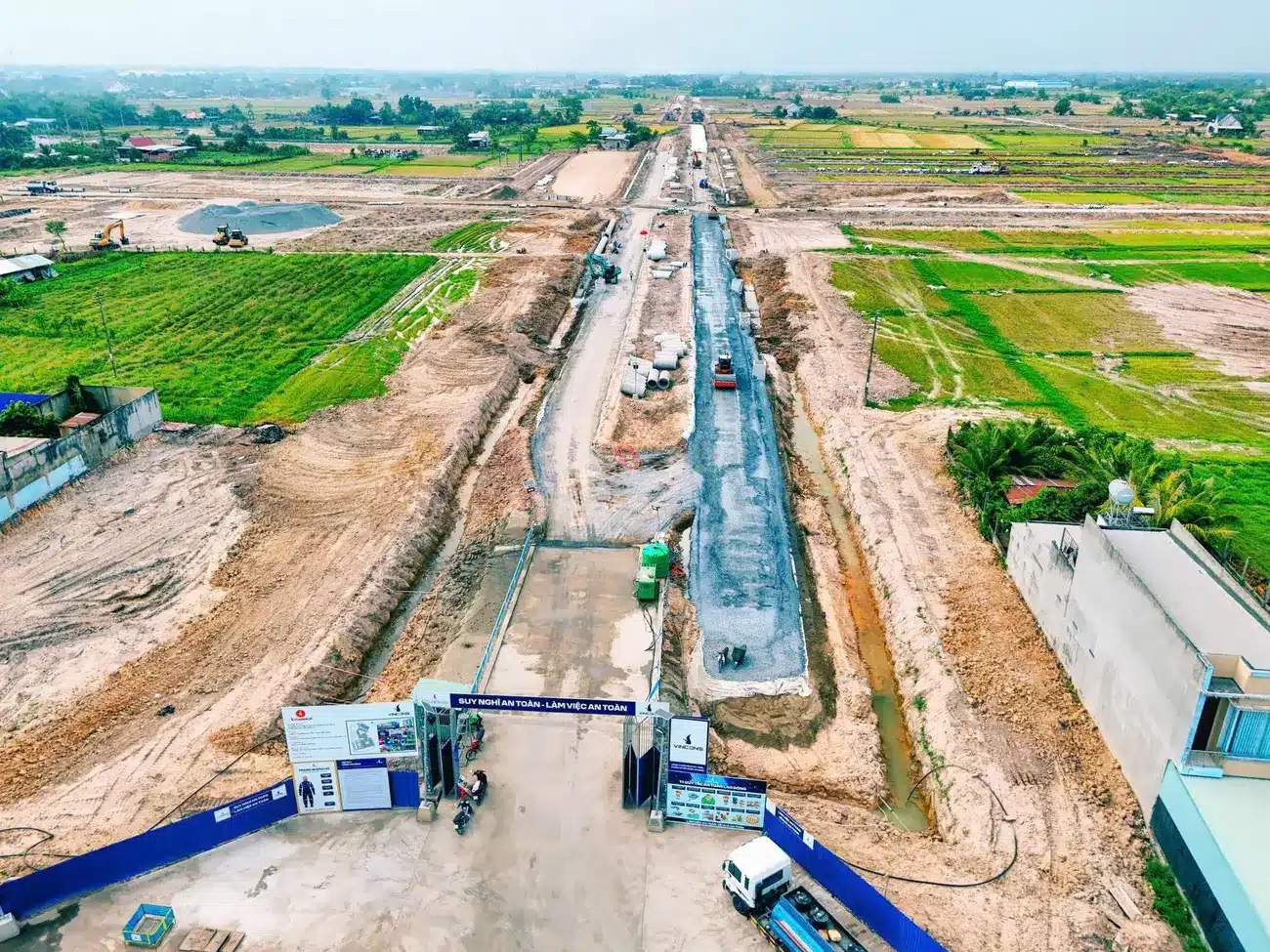 Tiến độ san lấp mặt bằng và thi công hạ tầng kỹ thuật giai đoạn 1 dự án Vinhomes Green City.