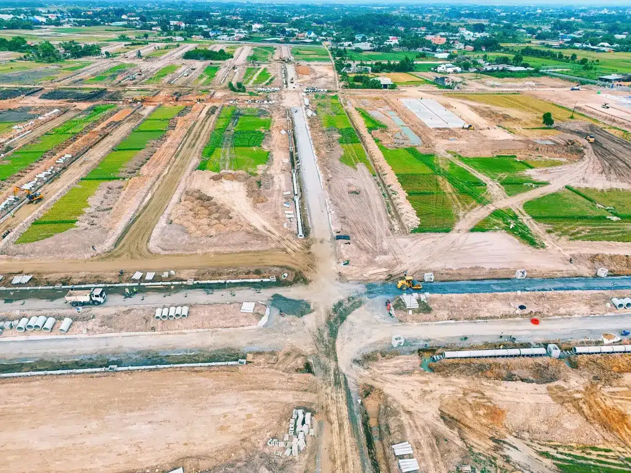 Tiến độ san lấp mặt bằng và thi công hạ tầng kỹ thuật tại dự án Vinhomes Green City Long An, tháng 4/2025.