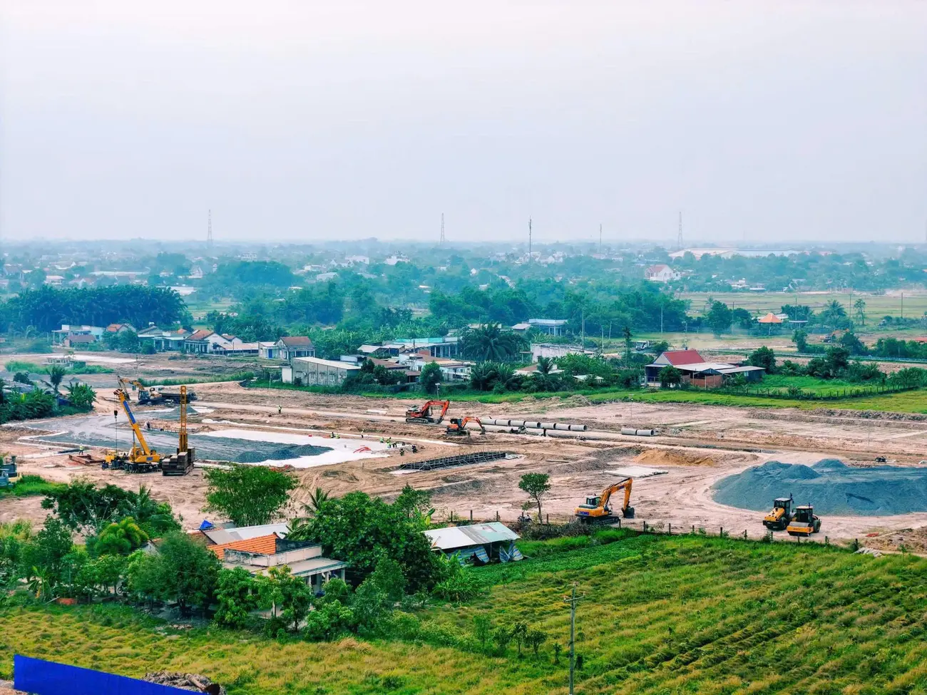Tiến độ thi công san lấp mặt bằng và hạ tầng kỹ thuật giai đoạn 1 của Vinhome Green City tháng 4/2025.